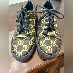 Valentino Garavani EUC
Monogram Low-Top black
Sneakers, Made in Italy | Size6.5